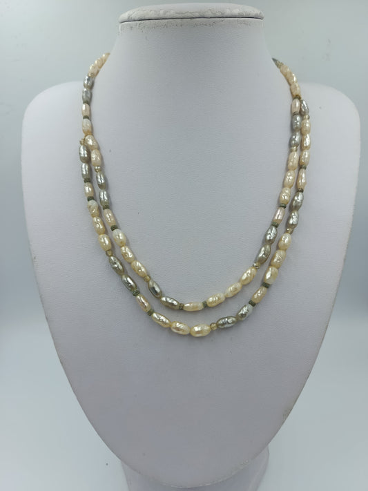 Mehrreihige Perlenkette in Creme und Silber mit natürlicher Barockoptik
