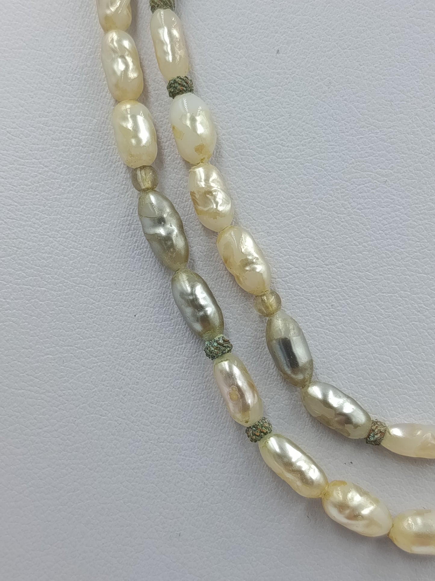 Mehrreihige Perlenkette in Creme und Silber mit natürlicher Barockoptik