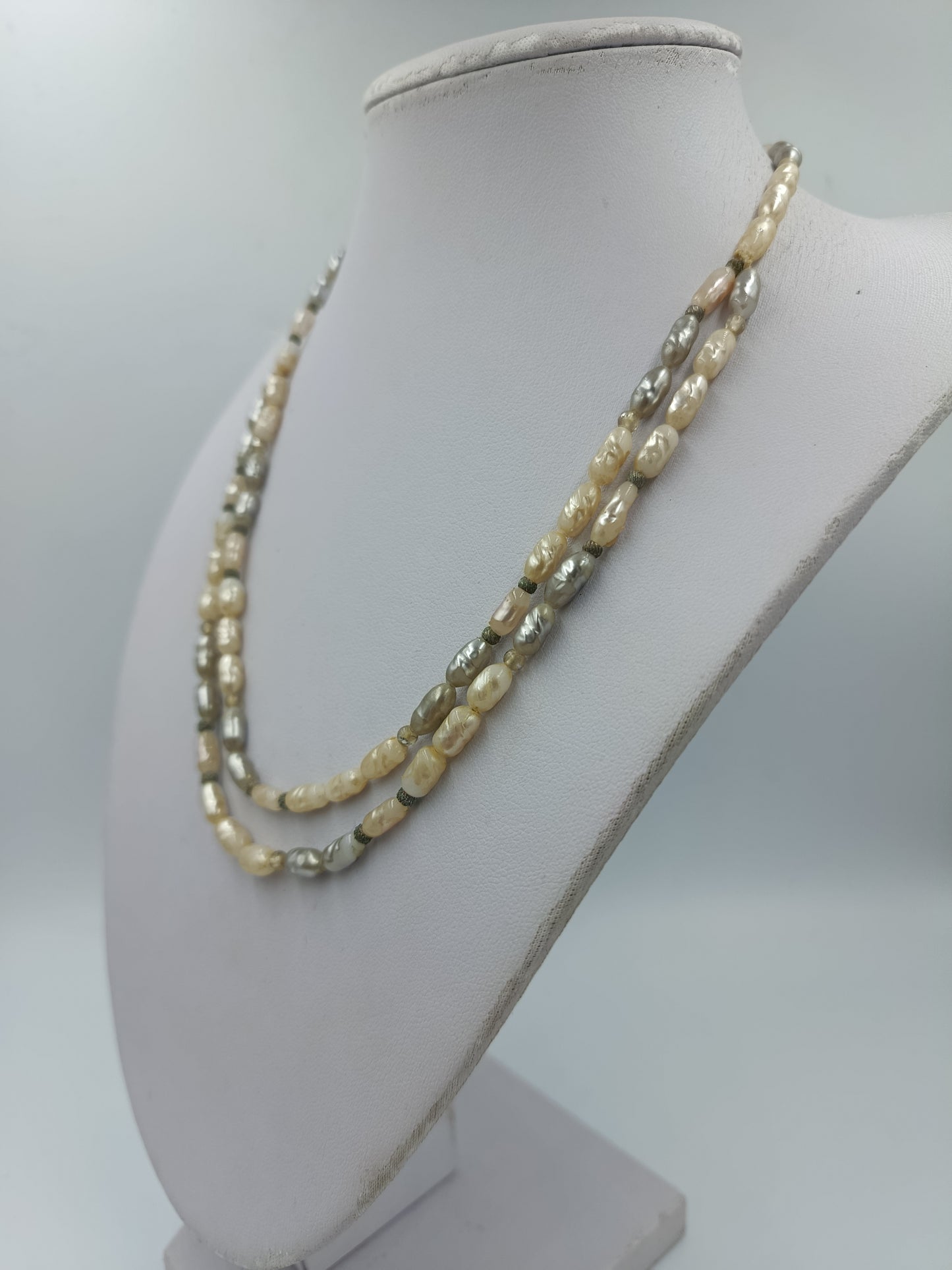 Mehrreihige Perlenkette in Creme und Silber mit natürlicher Barockoptik