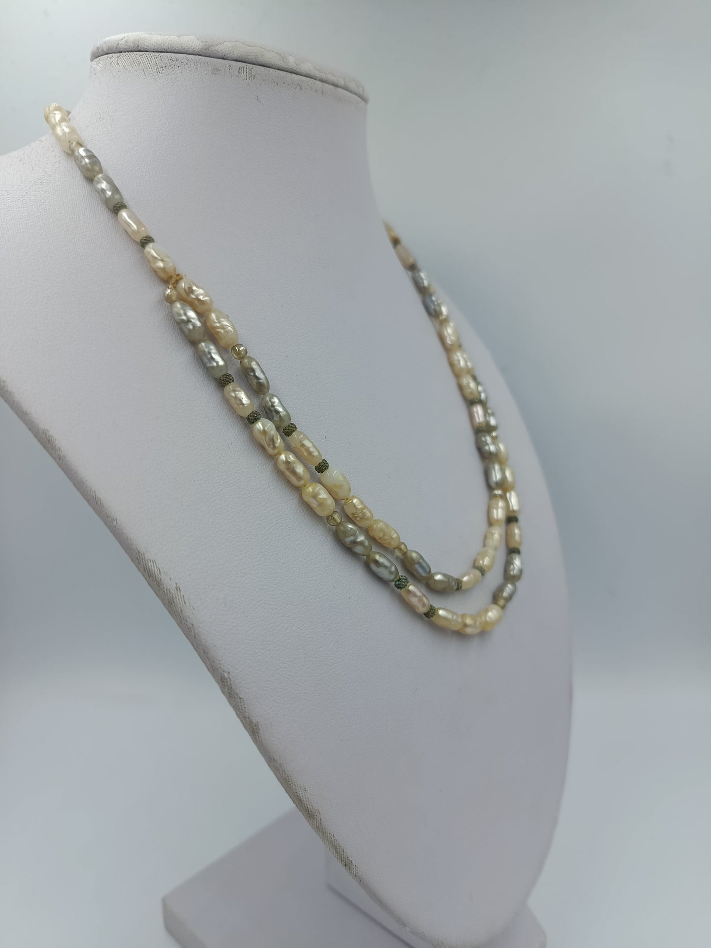 Mehrreihige Perlenkette in Creme und Silber mit natürlicher Barockoptik