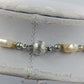 Mehrreihige Perlenkette in Creme und Silber mit natürlicher Barockoptik