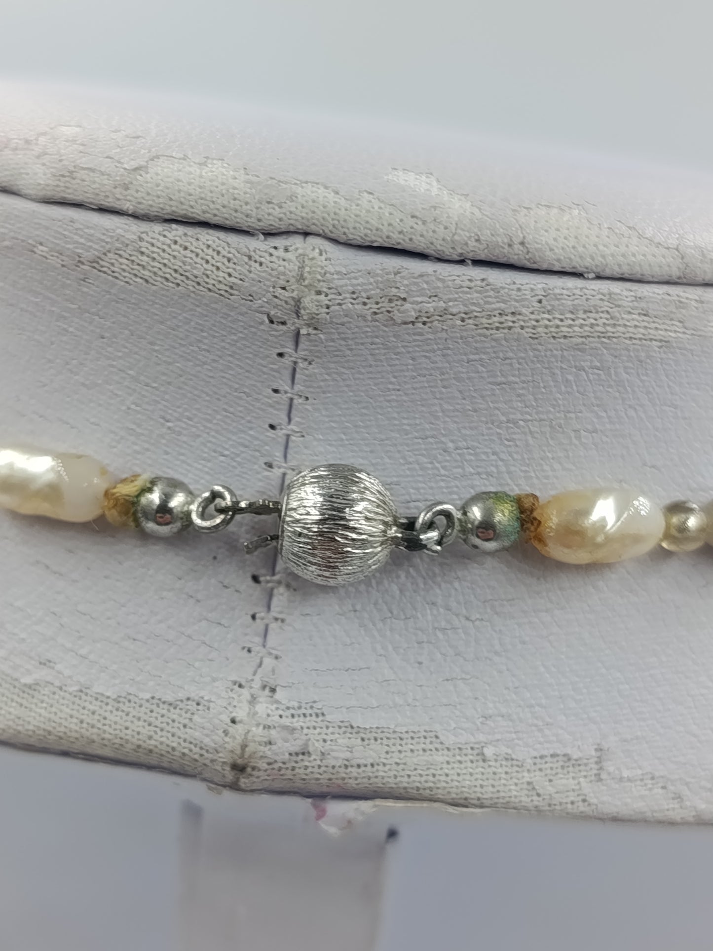 Mehrreihige Perlenkette in Creme und Silber mit natürlicher Barockoptik