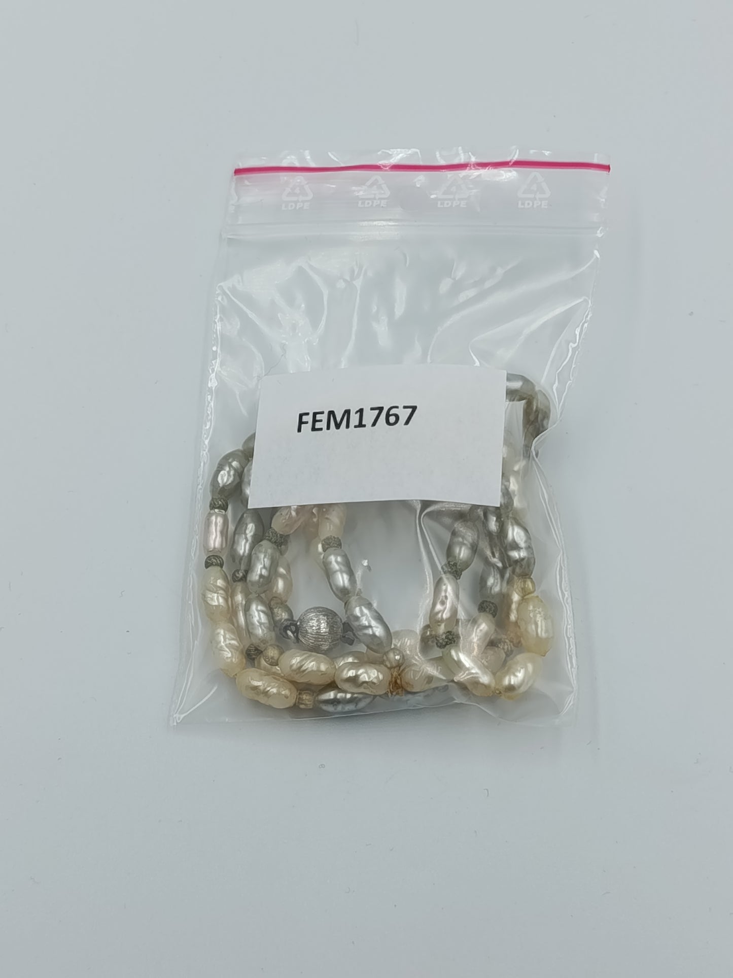 Mehrreihige Perlenkette in Creme und Silber mit natürlicher Barockoptik
