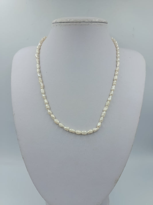 Zarte Perlenkette in Creme mit natürlicher Barockform und klassischem Design