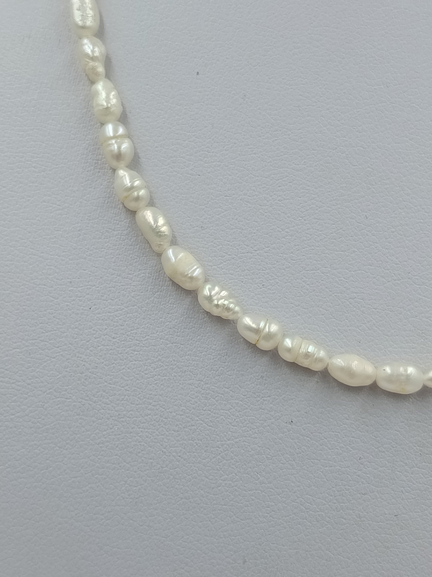 Zarte Perlenkette in Creme mit natürlicher Barockform und klassischem Design