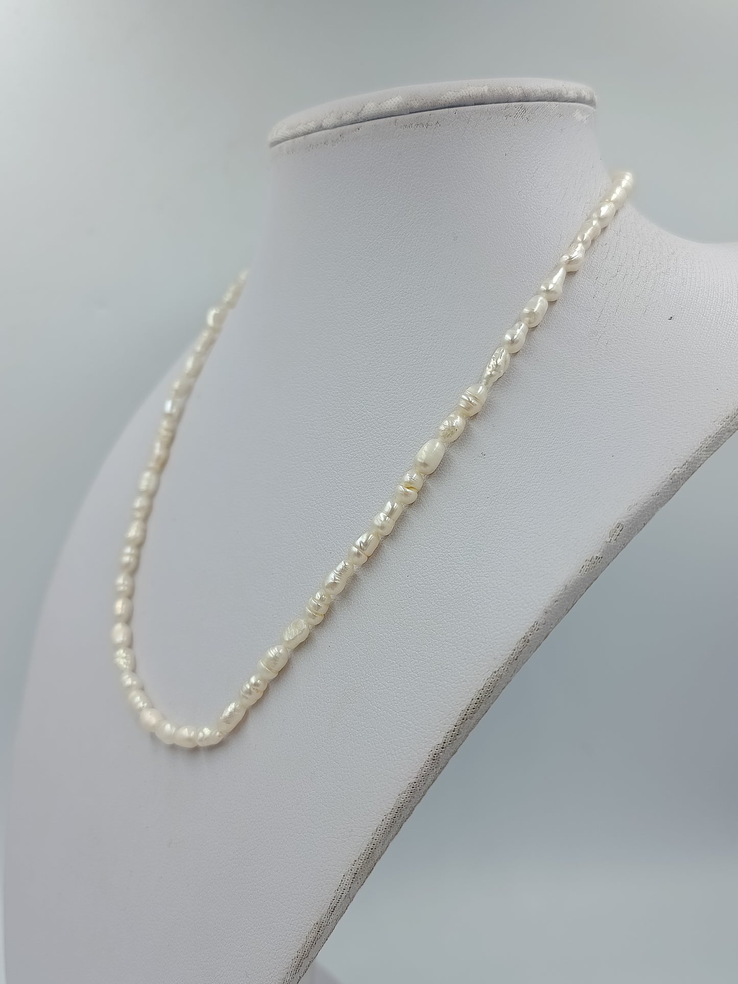 Zarte Perlenkette in Creme mit natürlicher Barockform und klassischem Design