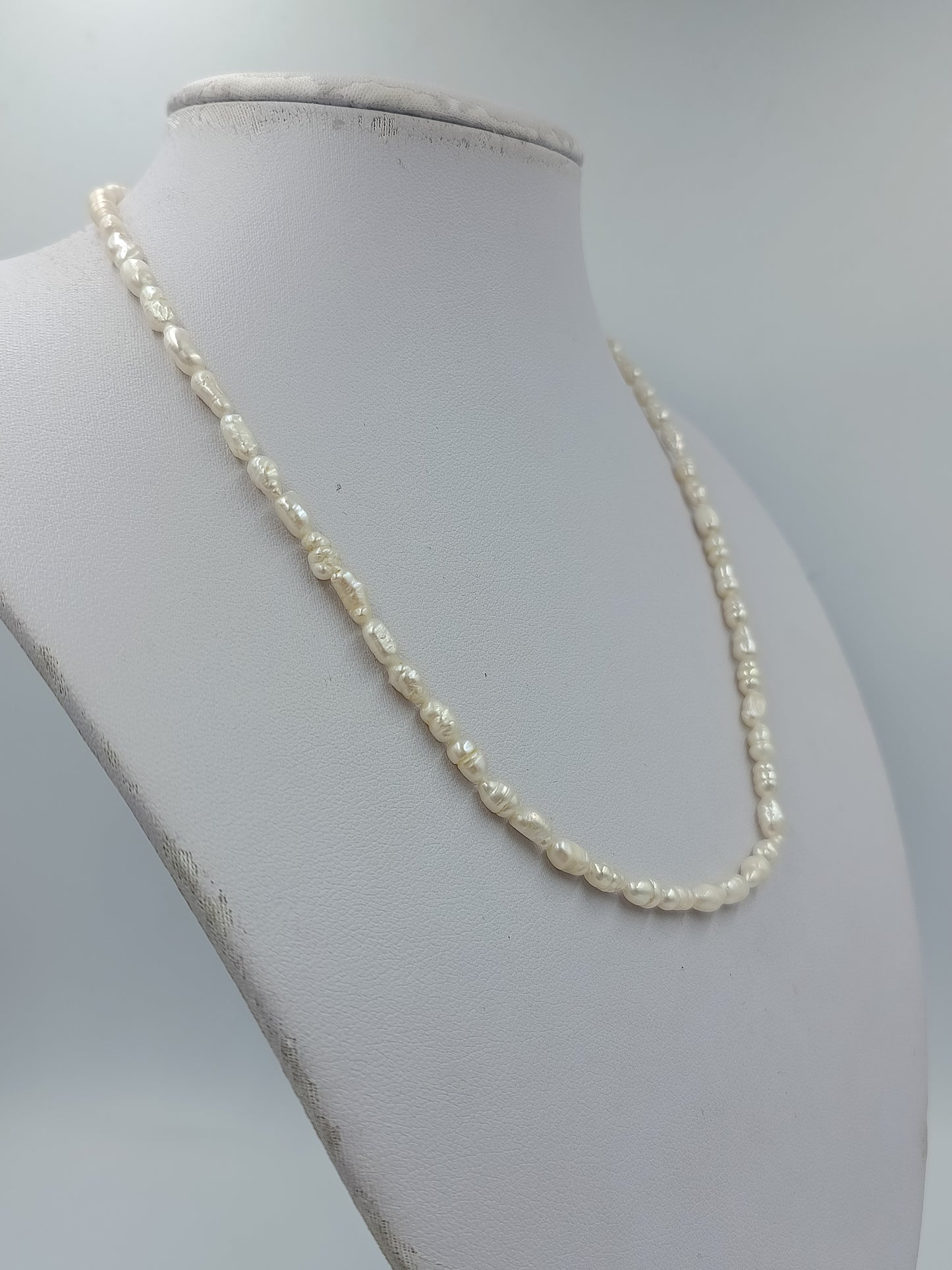 Zarte Perlenkette in Creme mit natürlicher Barockform und klassischem Design