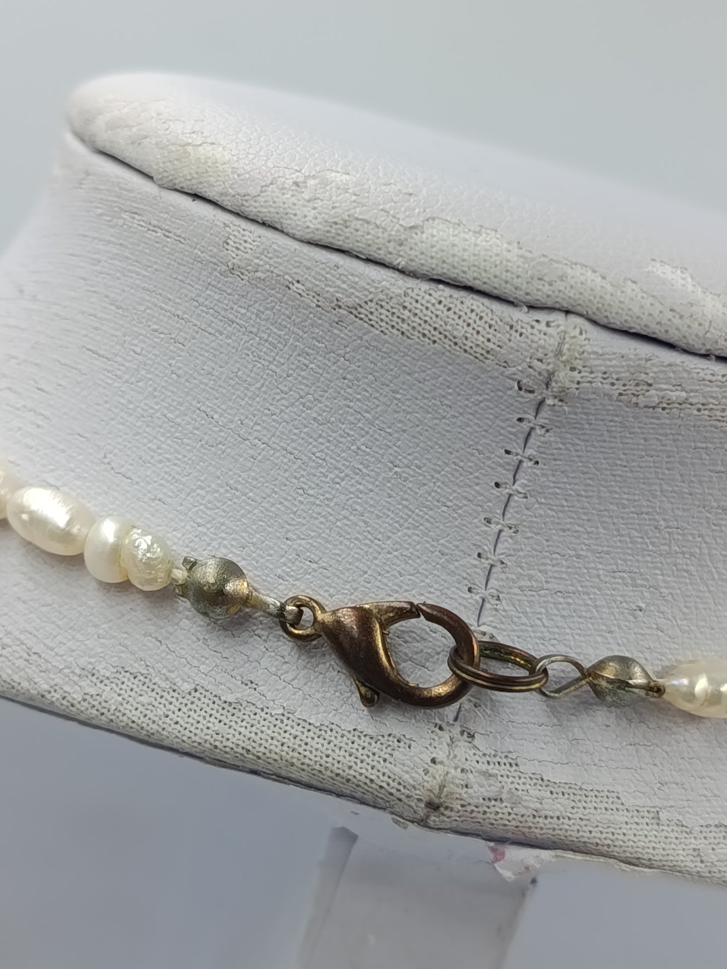 Zarte Perlenkette in Creme mit natürlicher Barockform und klassischem Design