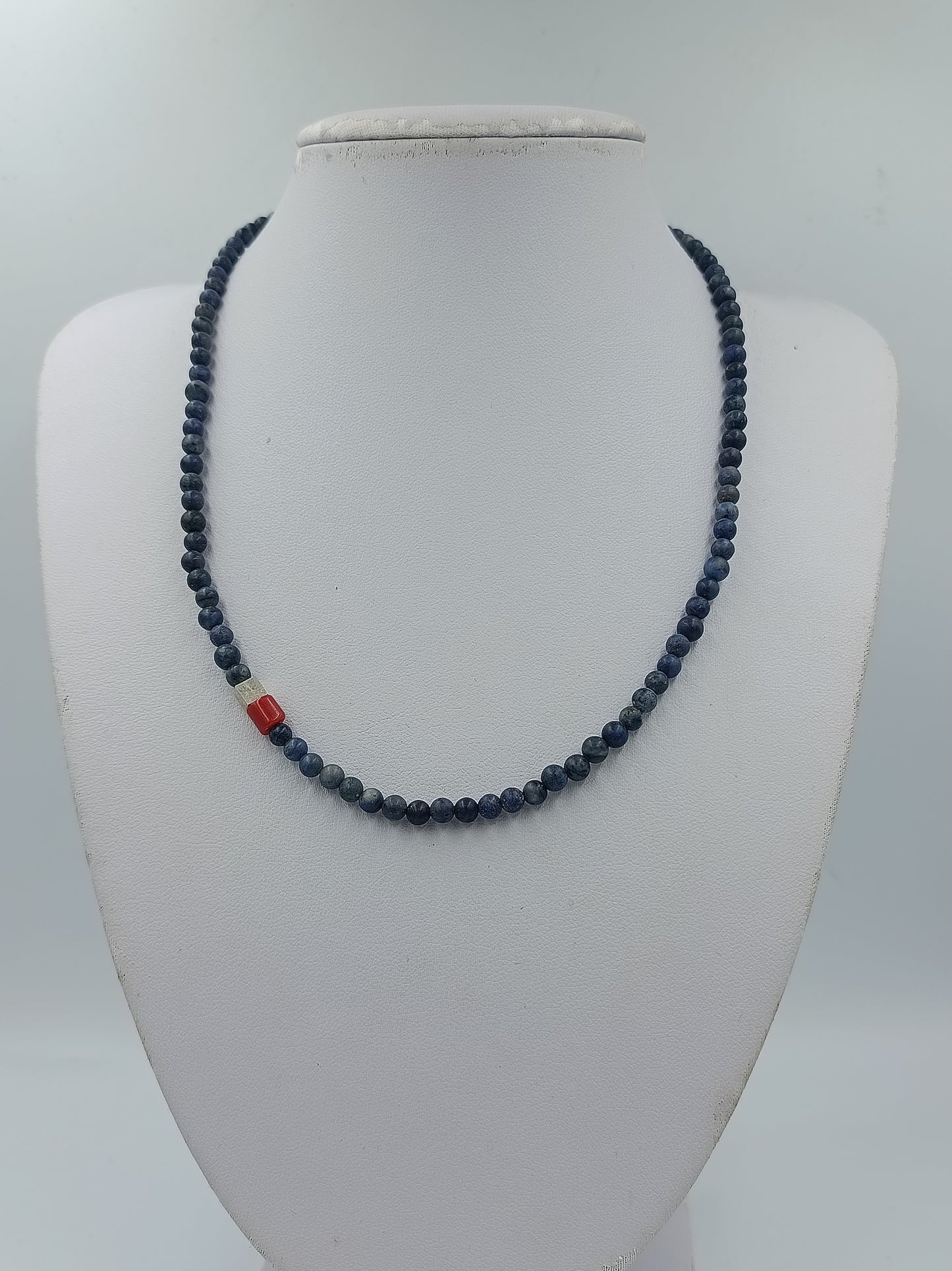 Blaue Naturstein-Kette: Roter Akzent & Magnetverschluss