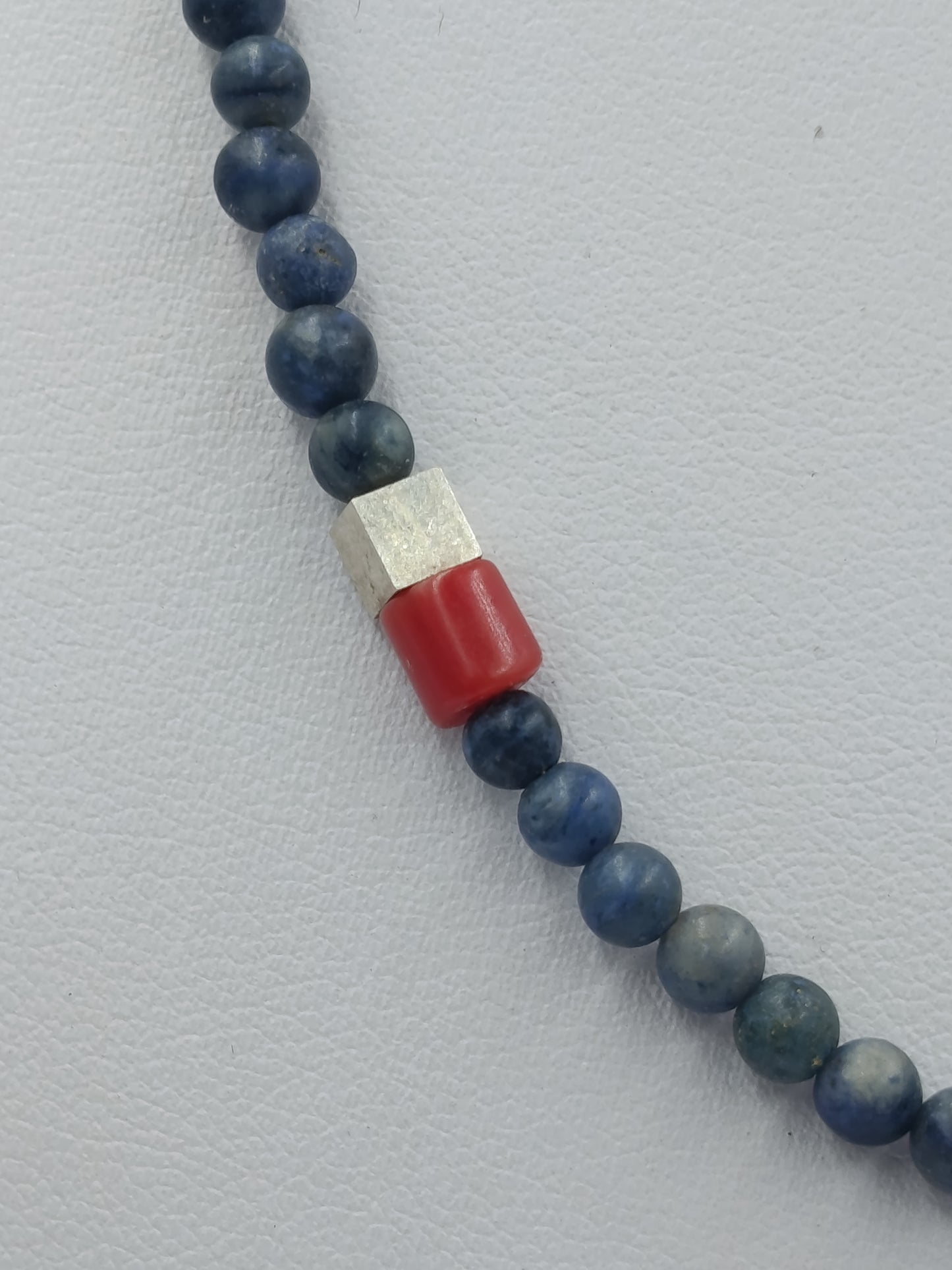 Blaue Naturstein-Kette: Roter Akzent & Magnetverschluss