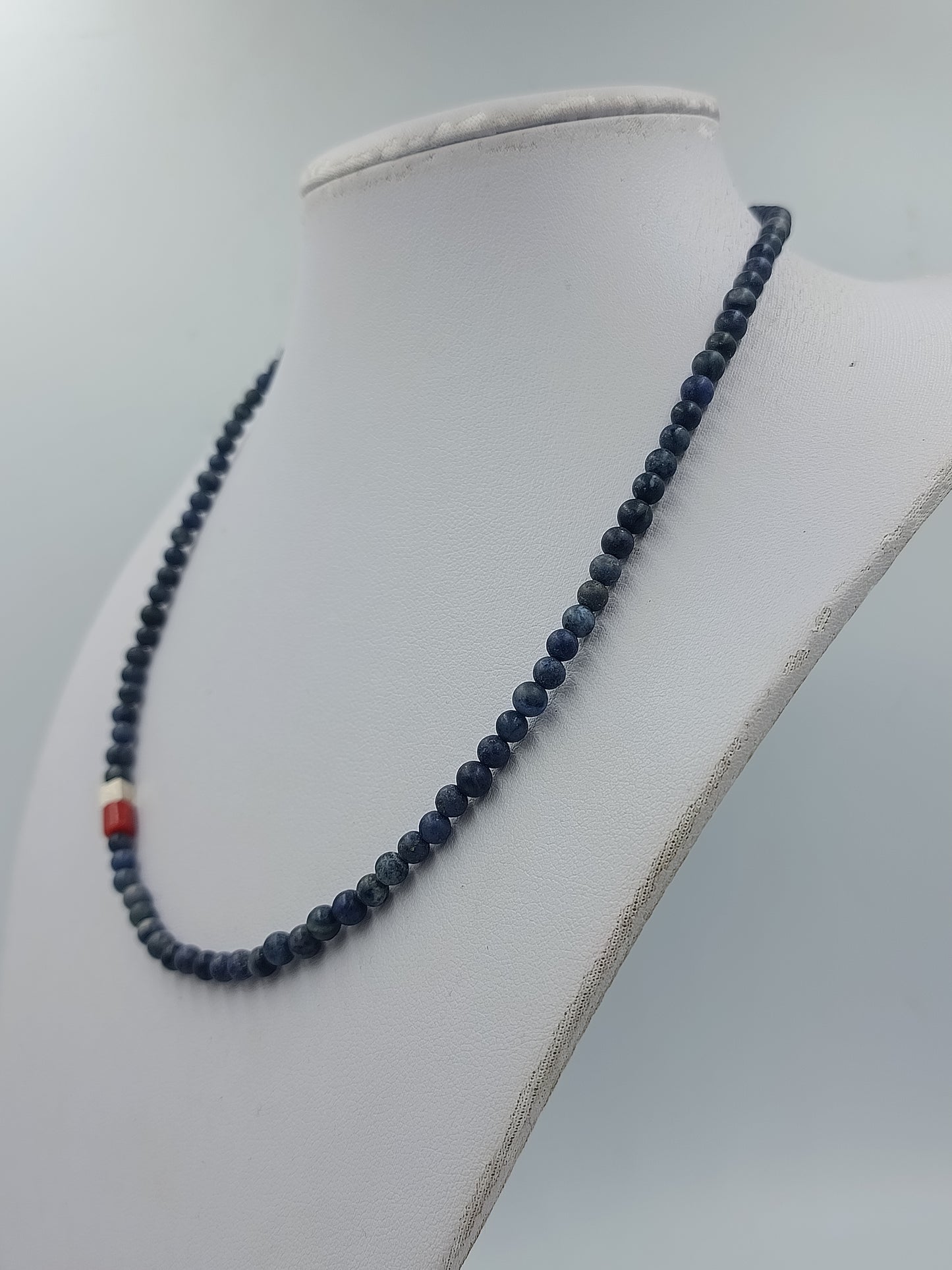 Blaue Naturstein-Kette: Roter Akzent & Magnetverschluss