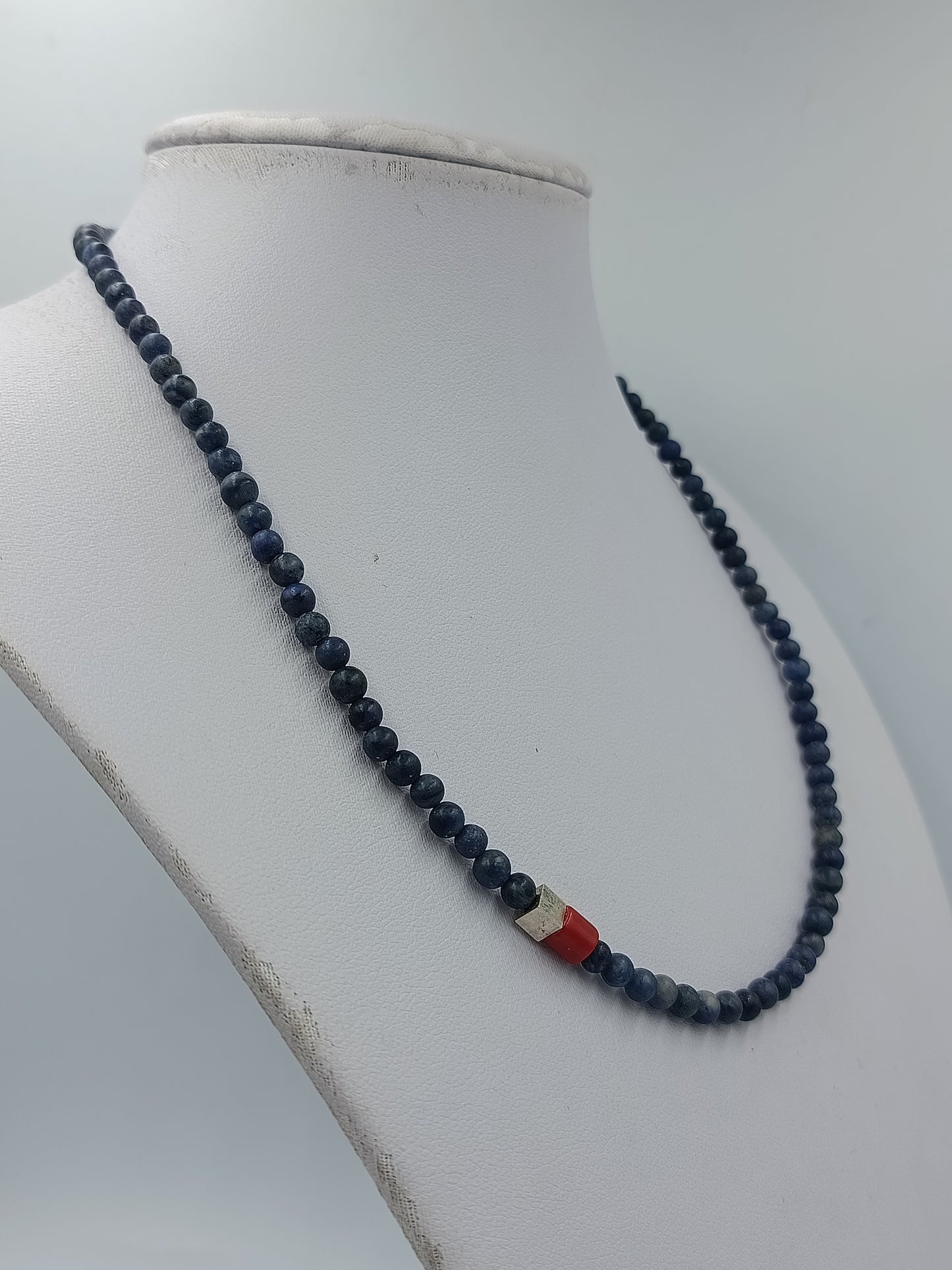Blaue Naturstein-Kette: Roter Akzent & Magnetverschluss