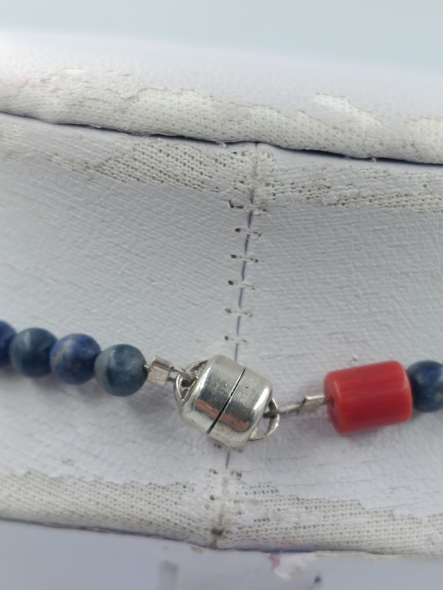 Blaue Naturstein-Kette: Roter Akzent & Magnetverschluss