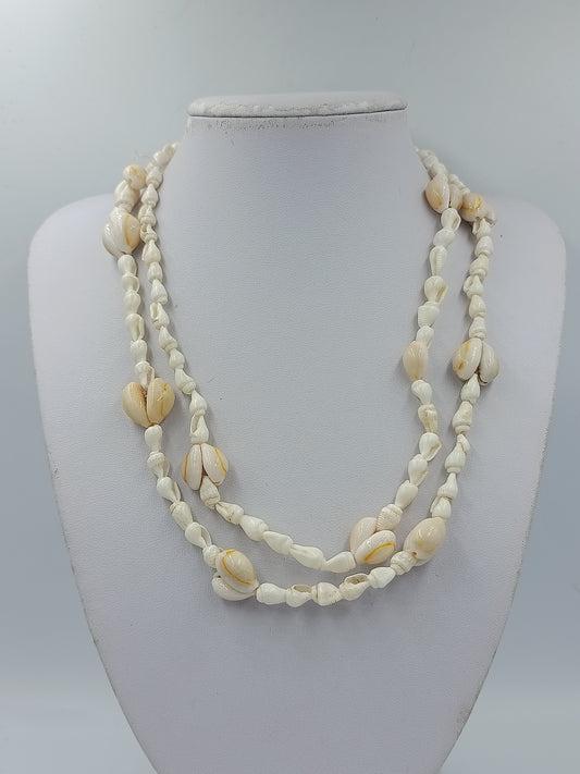 Lange Muschelkette in Naturweiß mit dekorativen Kaurimuscheln im Boho Stil