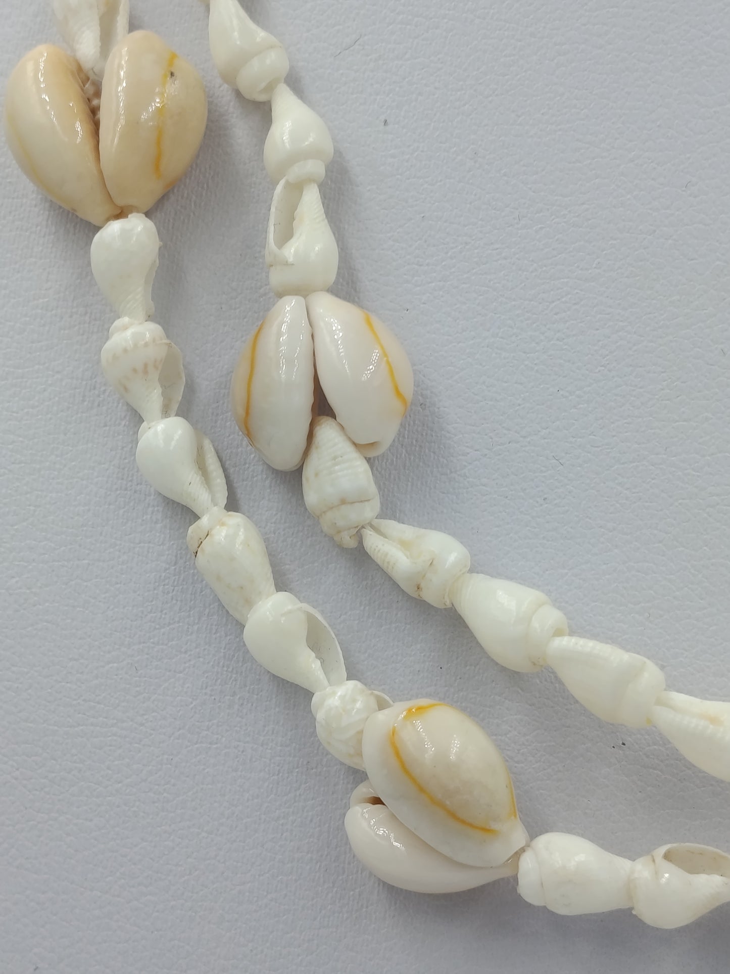 Lange Muschelkette in Naturweiß mit dekorativen Kaurimuscheln im Boho Stil