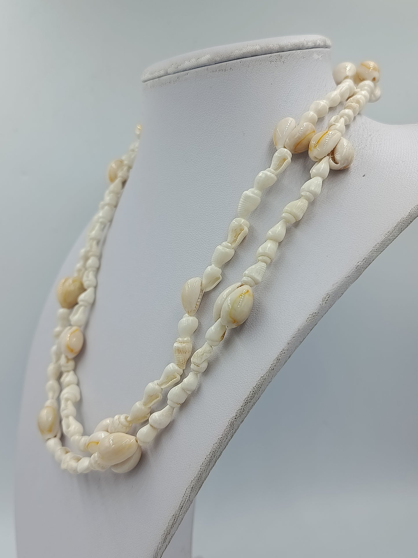 Lange Muschelkette in Naturweiß mit dekorativen Kaurimuscheln im Boho Stil