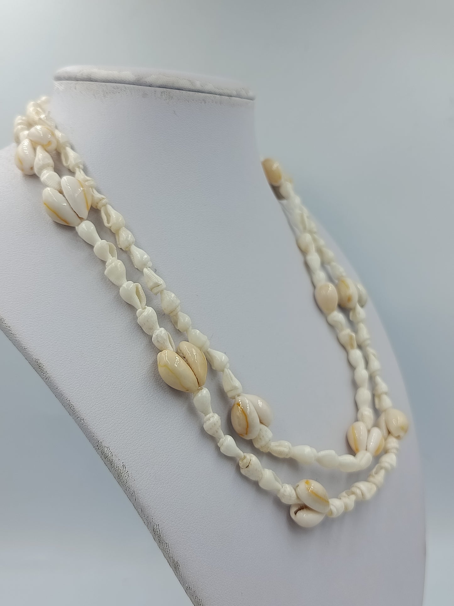 Lange Muschelkette in Naturweiß mit dekorativen Kaurimuscheln im Boho Stil