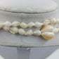 Lange Muschelkette in Naturweiß mit dekorativen Kaurimuscheln im Boho Stil