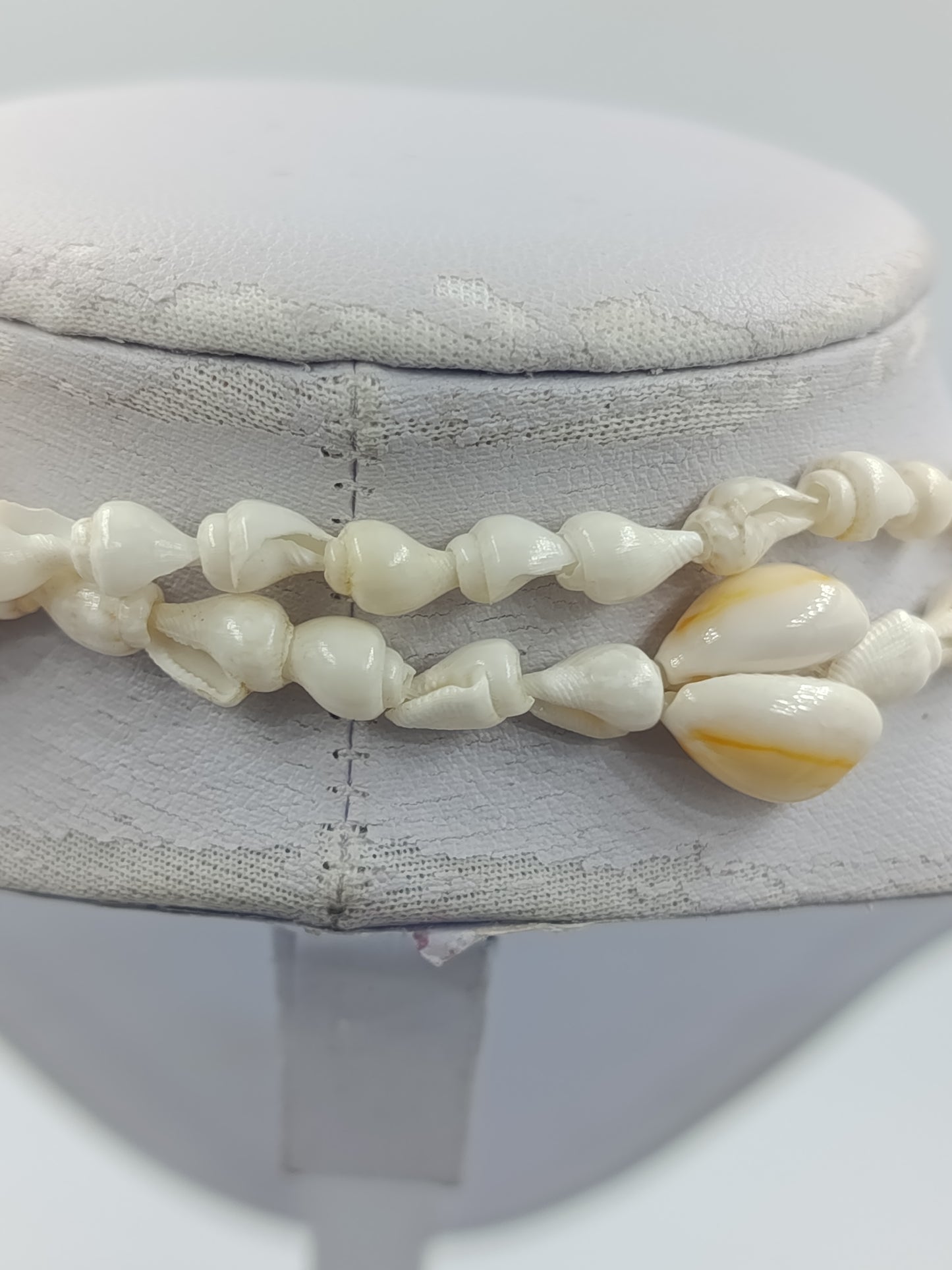 Lange Muschelkette in Naturweiß mit dekorativen Kaurimuscheln im Boho Stil