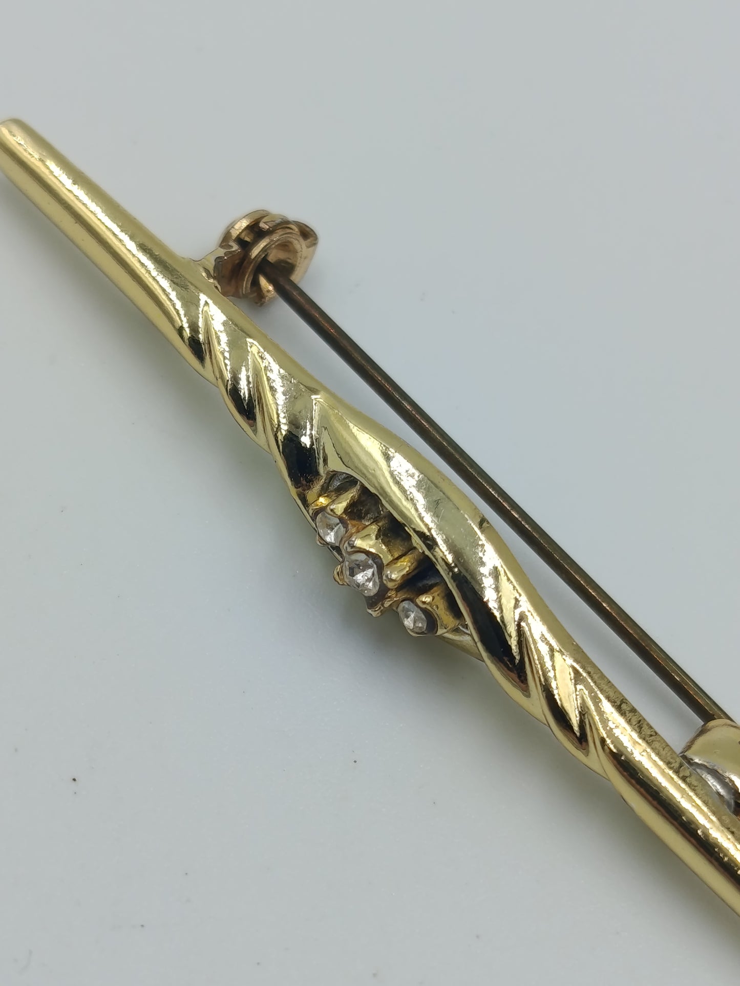 Elegante Vintage Stabbrosche in Goldoptik mit funkelnden Ziersteinen