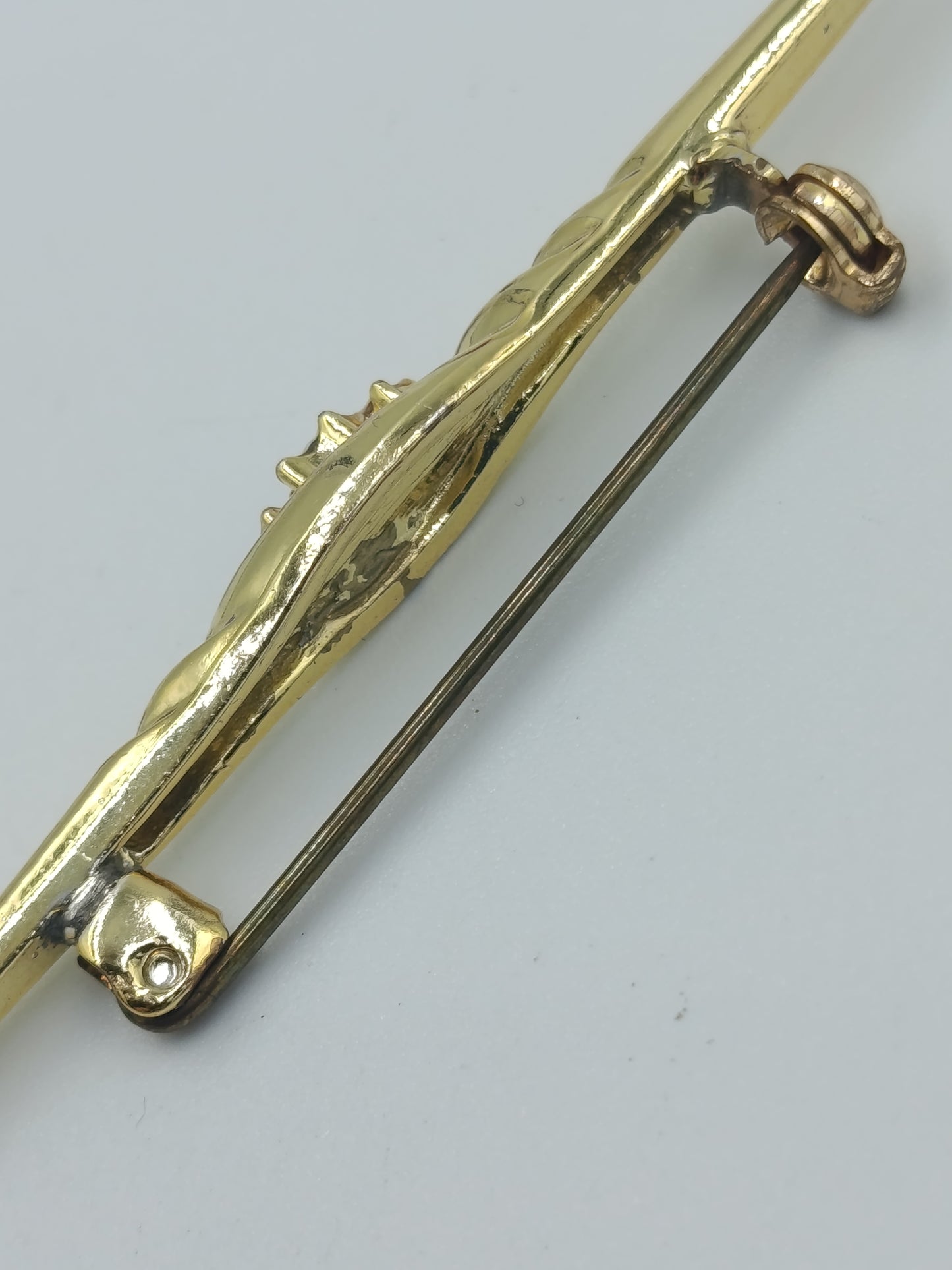 Elegante Vintage Stabbrosche in Goldoptik mit funkelnden Ziersteinen