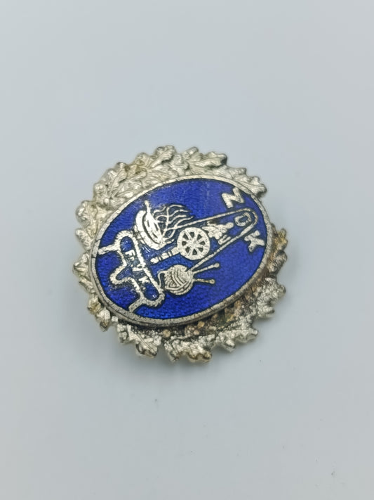 Vintage Anstecknadel mit blauem Emaille Motiv und dekorativem Metallrahmen