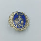 Vintage Anstecknadel mit blauem Emaille Motiv und dekorativem Metallrahmen