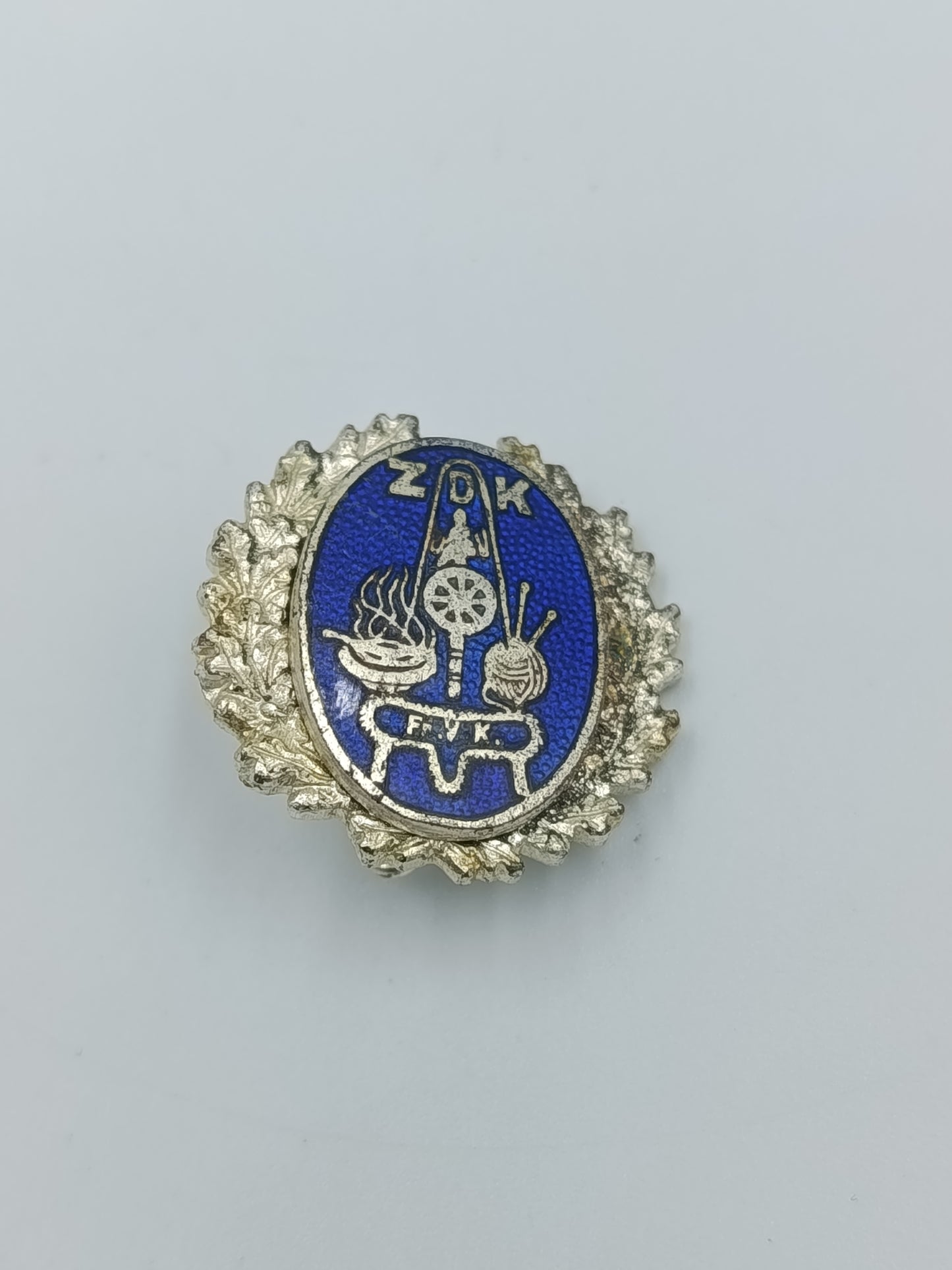 Vintage Anstecknadel mit blauem Emaille Motiv und dekorativem Metallrahmen