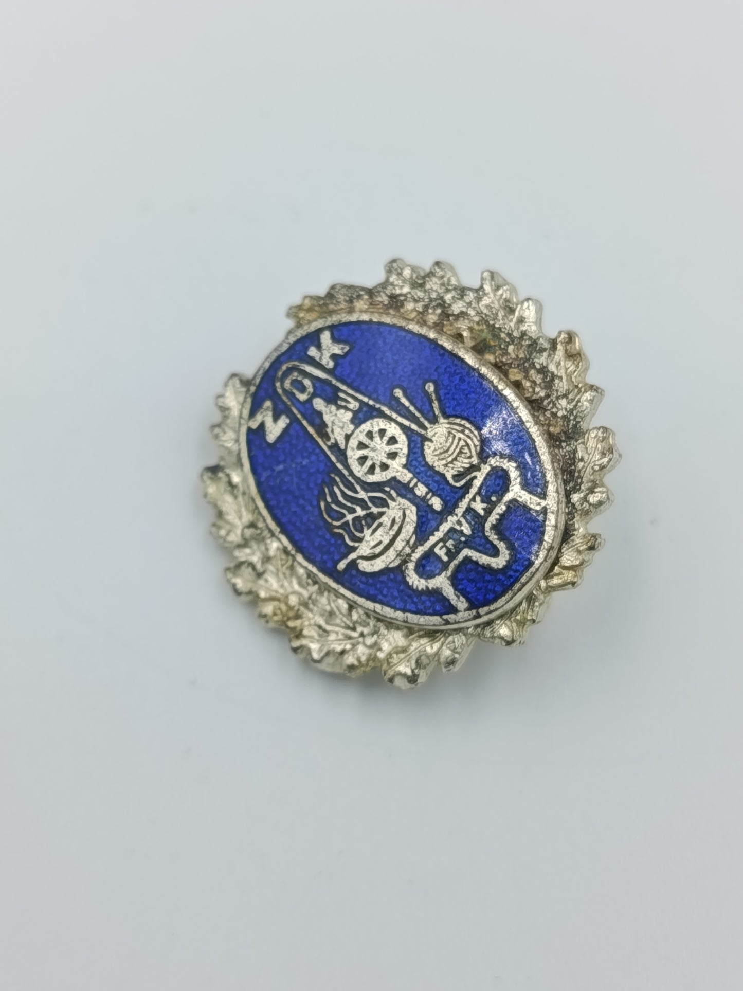 Vintage Anstecknadel mit blauem Emaille Motiv und dekorativem Metallrahmen