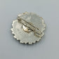 Vintage Anstecknadel mit blauem Emaille Motiv und dekorativem Metallrahmen