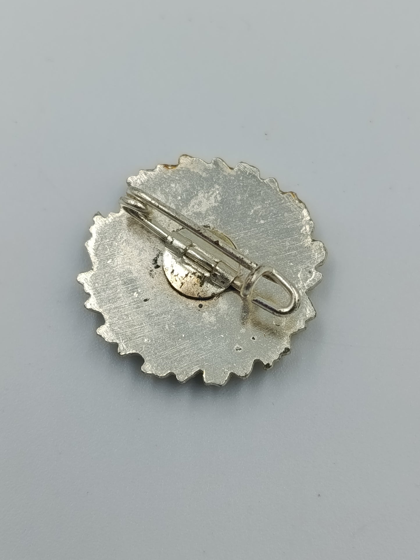 Vintage Anstecknadel mit blauem Emaille Motiv und dekorativem Metallrahmen