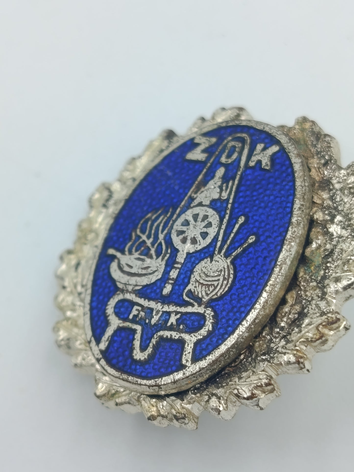 Vintage Anstecknadel mit blauem Emaille Motiv und dekorativem Metallrahmen