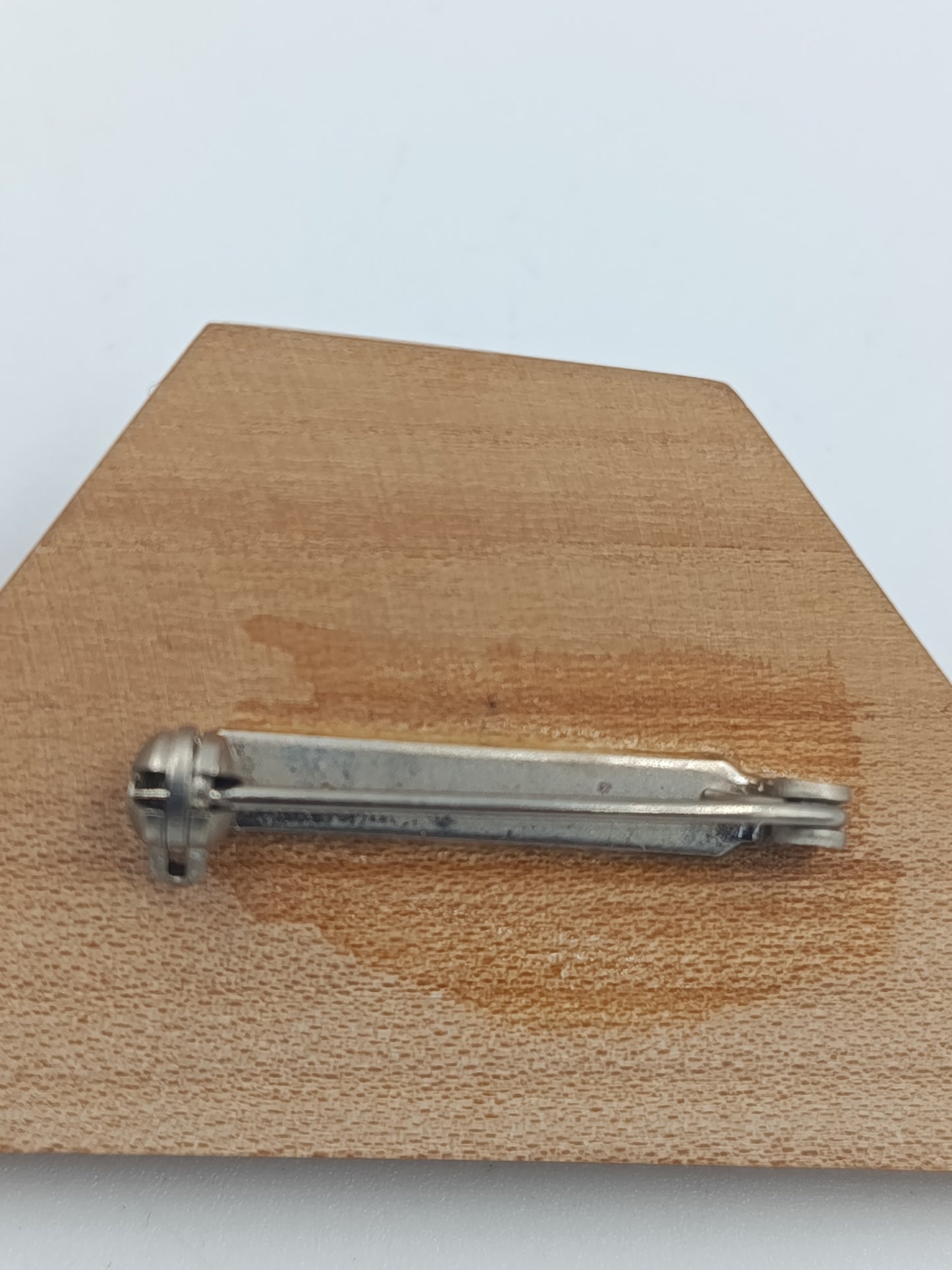 Vintage Brosche aus Holz in geometrischer Form handgearbeitet