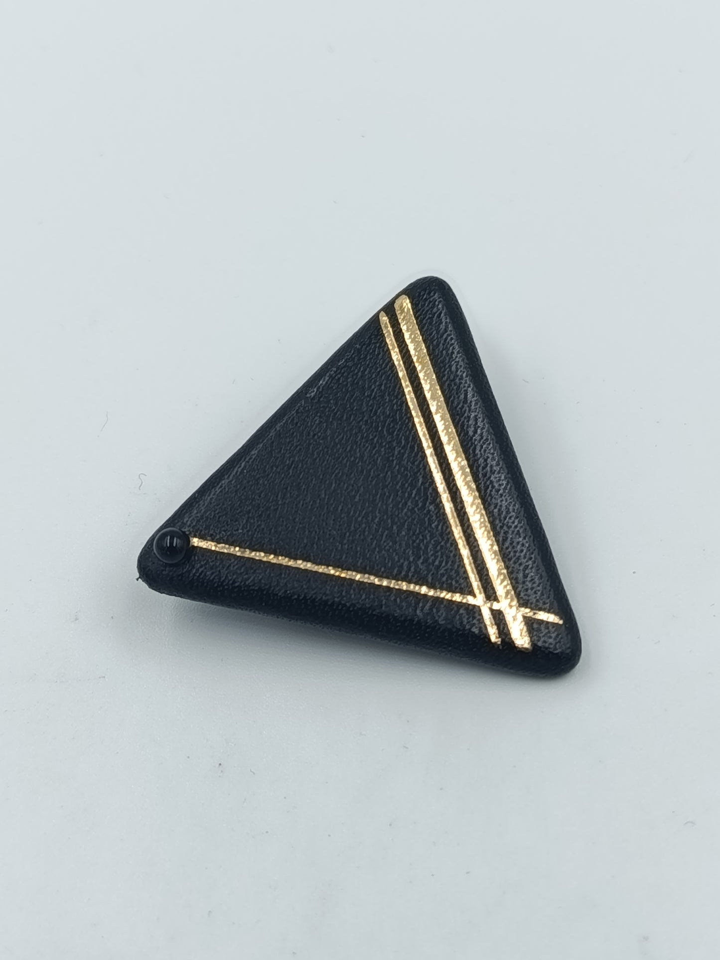 Geometrische Vintage Brosche in Schwarz mit goldenen Linien im Art Déco Stil