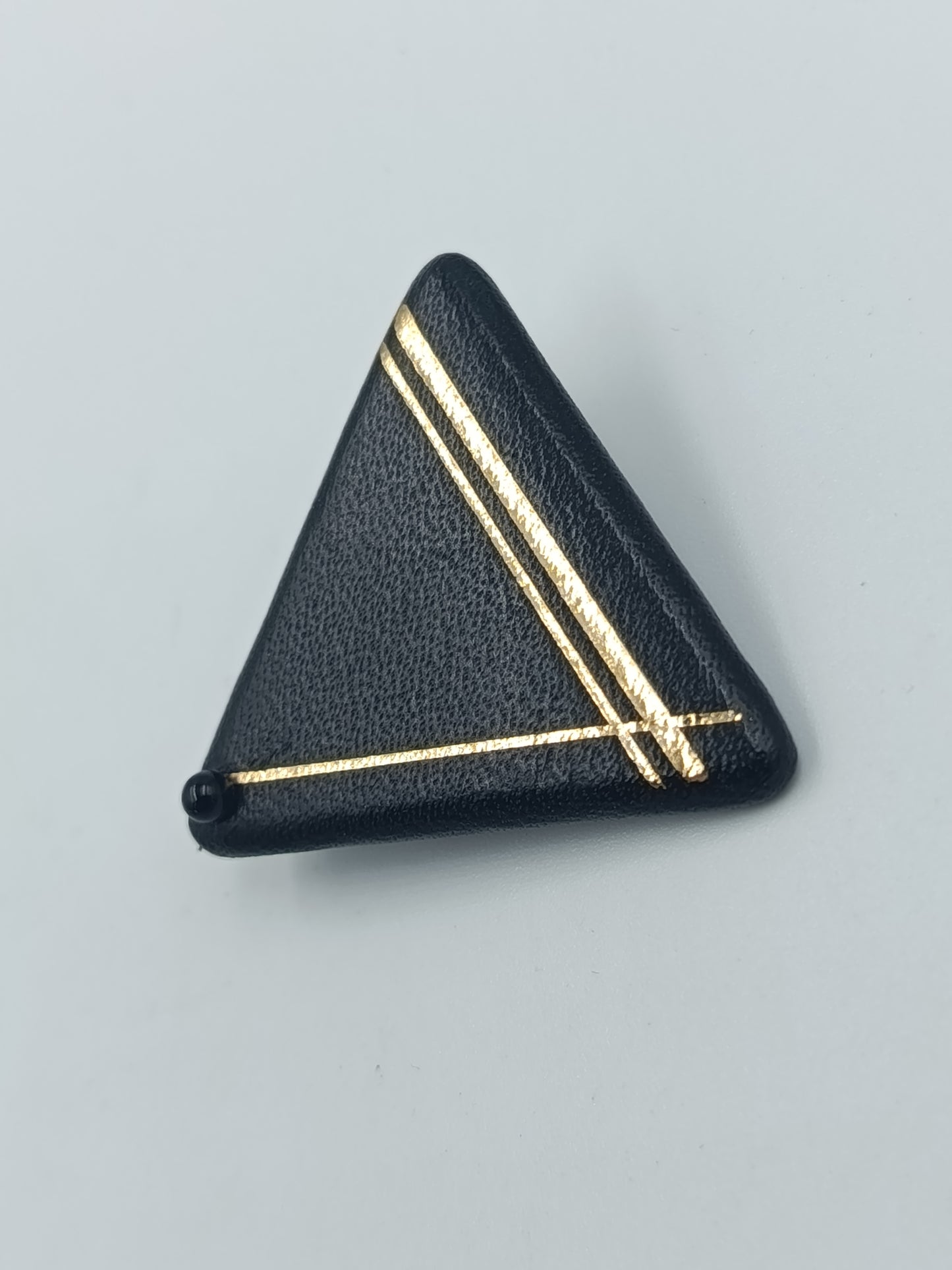 Geometrische Vintage Brosche in Schwarz mit goldenen Linien im Art Déco Stil