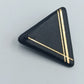 Geometrische Vintage Brosche in Schwarz mit goldenen Linien im Art Déco Stil