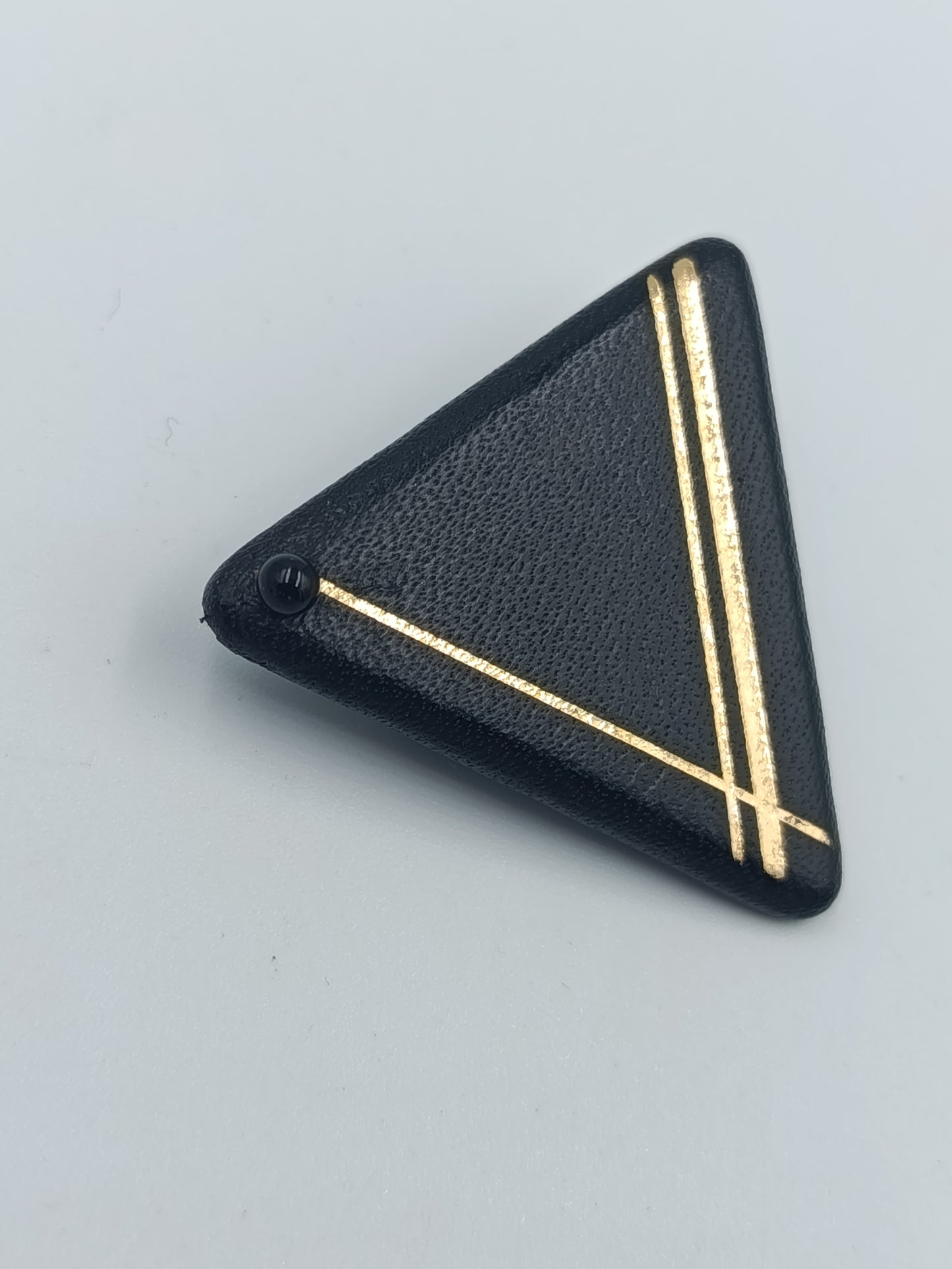 Geometrische Vintage Brosche in Schwarz mit goldenen Linien im Art Déco Stil