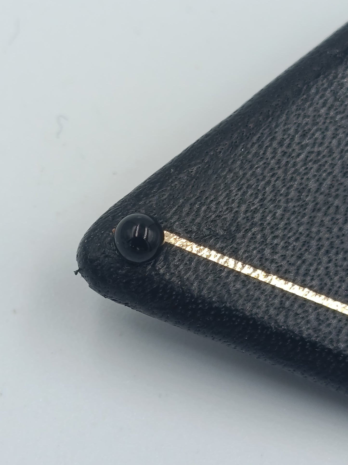 Geometrische Vintage Brosche in Schwarz mit goldenen Linien im Art Déco Stil