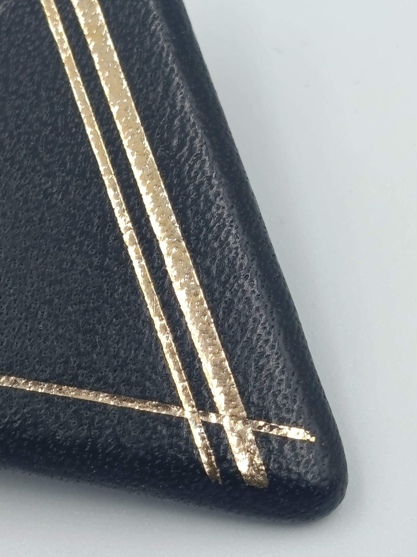 Geometrische Vintage Brosche in Schwarz mit goldenen Linien im Art Déco Stil