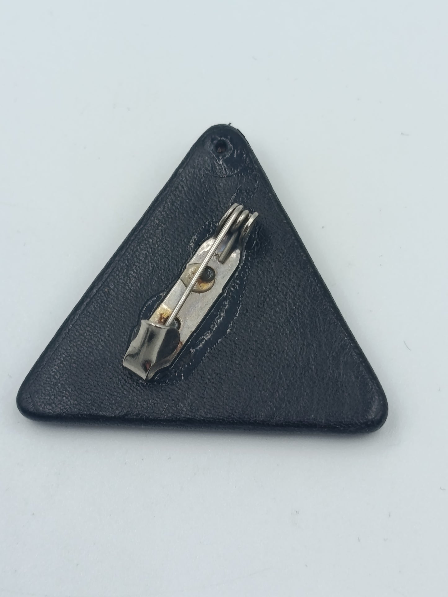 Geometrische Vintage Brosche in Schwarz mit goldenen Linien im Art Déco Stil