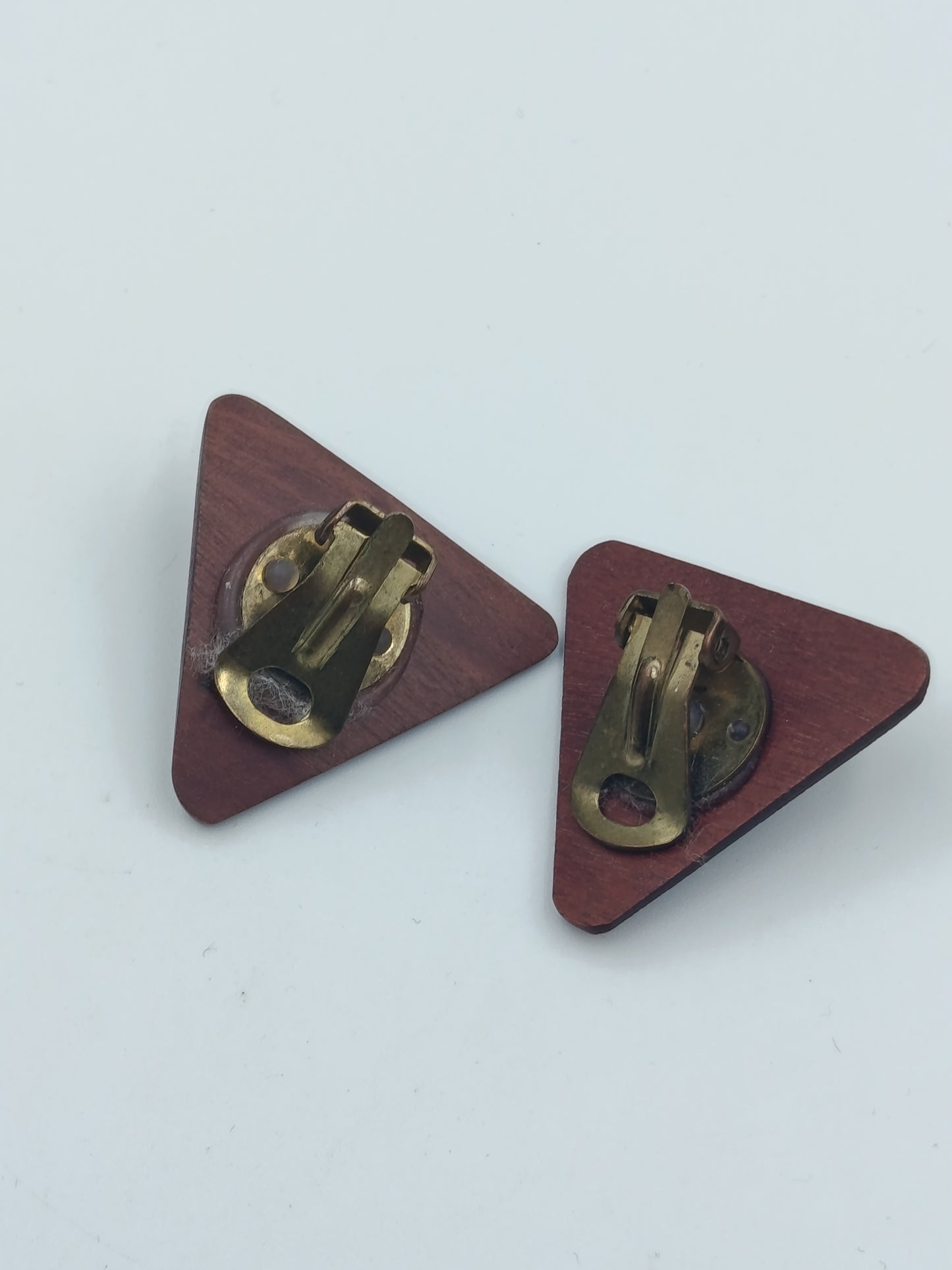 Geometrische Vintage Ohrclips in Holzoptik im minimalistischen Design