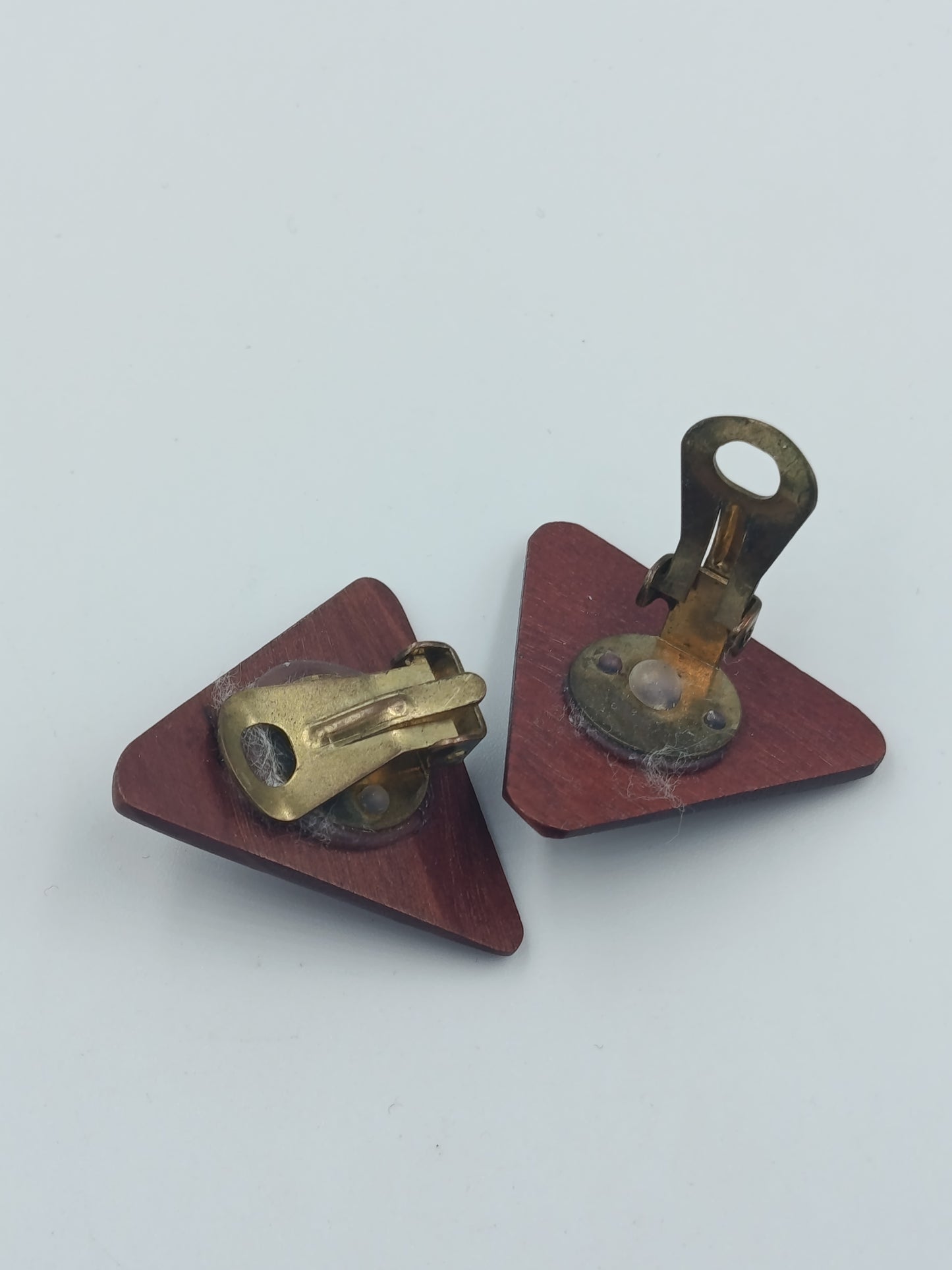Geometrische Vintage Ohrclips in Holzoptik im minimalistischen Design