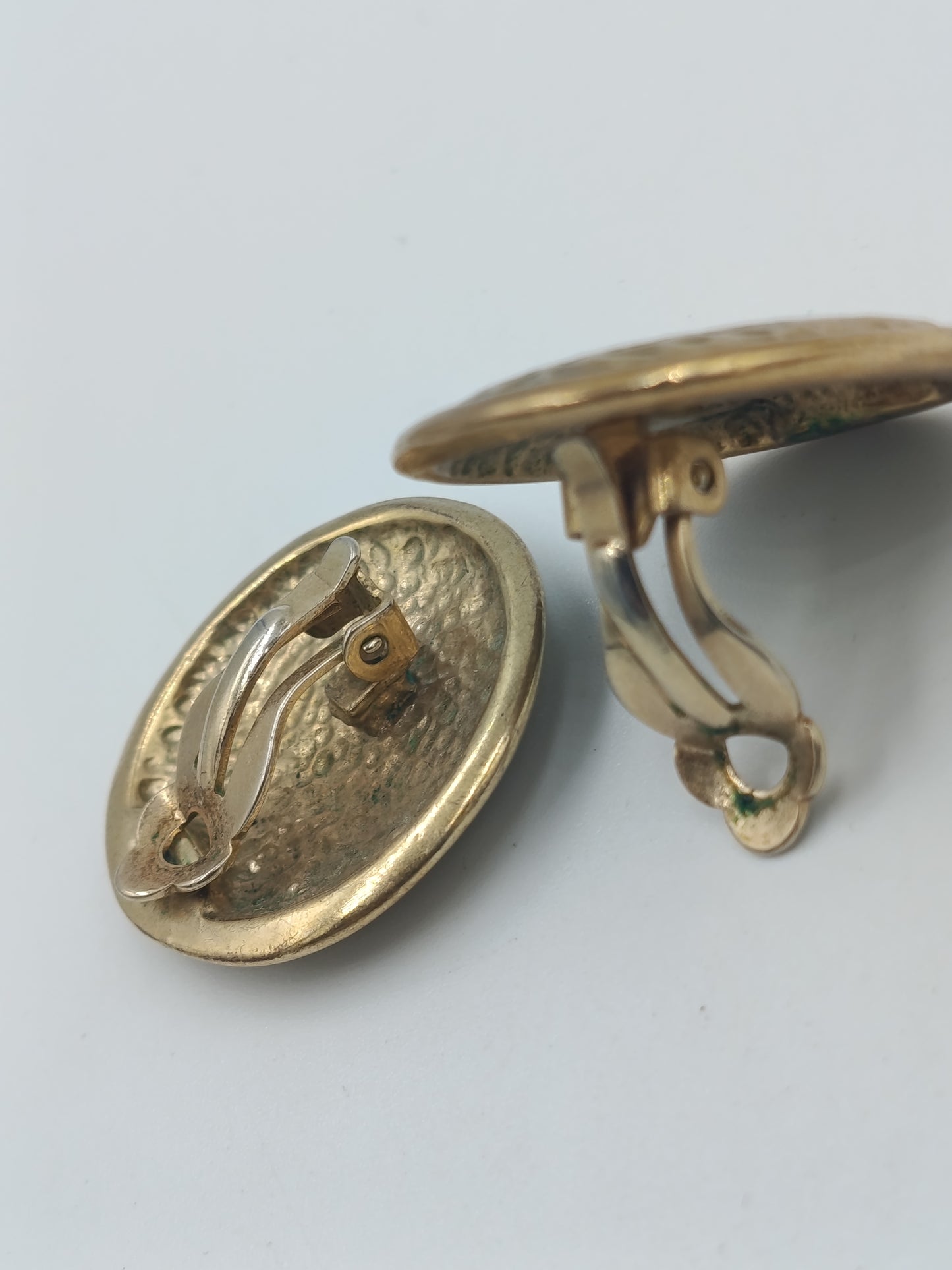 Vintage Ohrclips Goldoptik: Gehämmert & klassisches Design