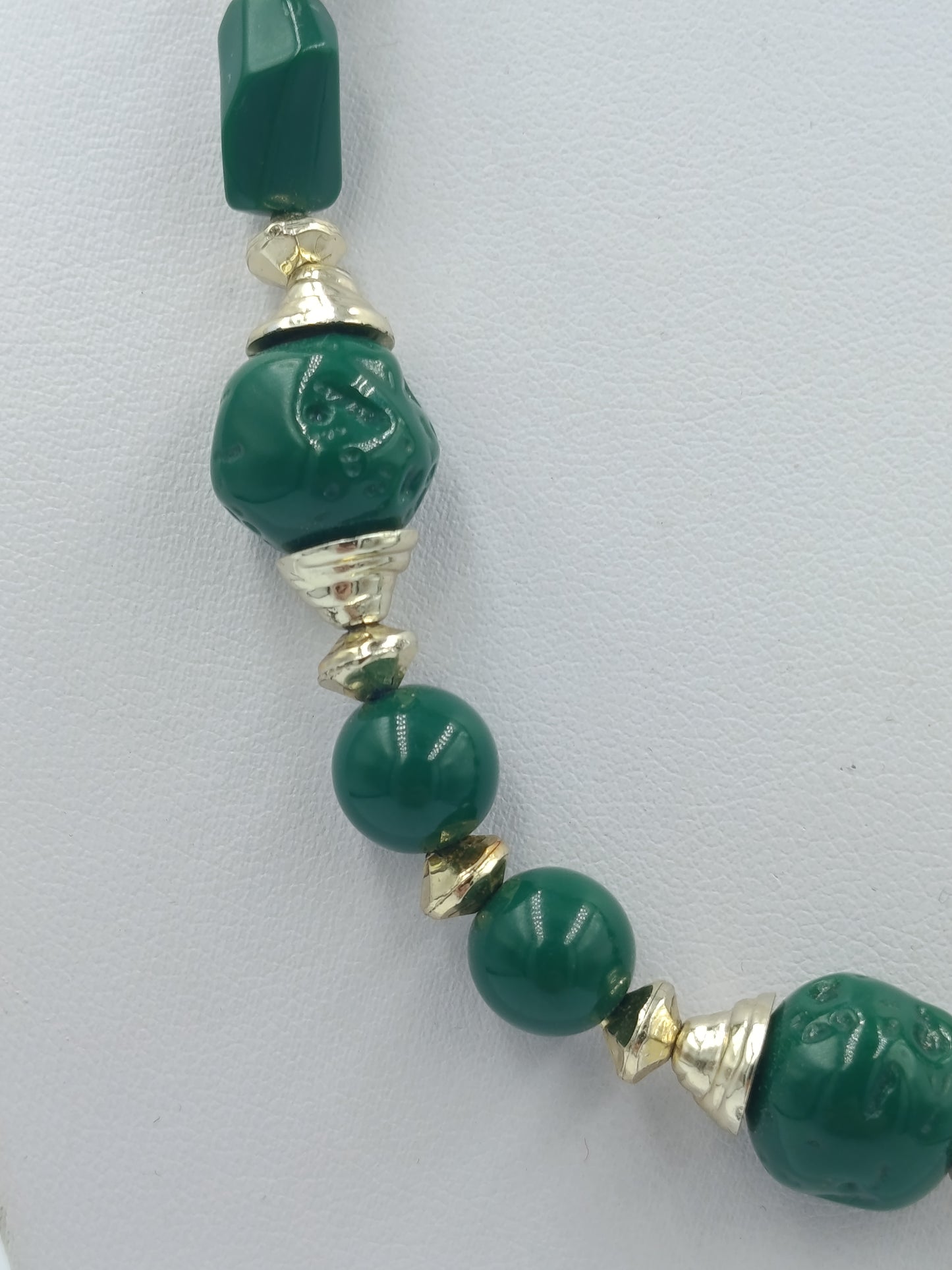 Vintage-Kette: Grüne Steine & Gold-Zwischenelemente