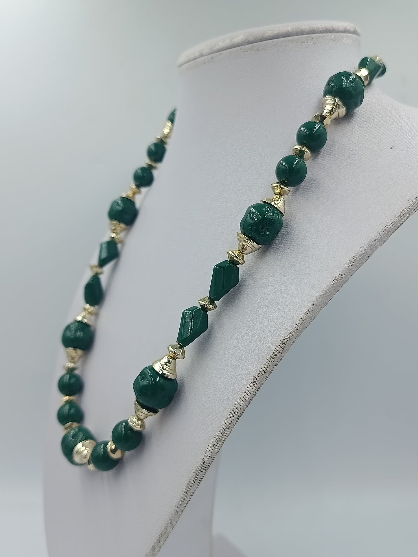 Vintage-Kette: Grüne Steine & Gold-Zwischenelemente