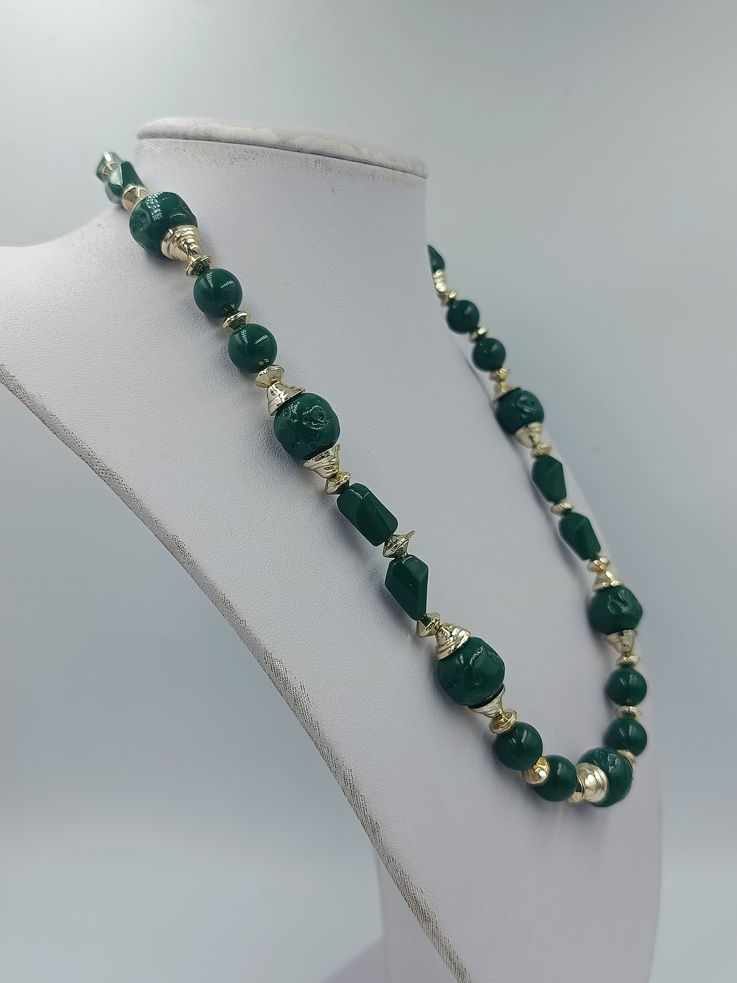 Vintage-Kette: Grüne Steine & Gold-Zwischenelemente