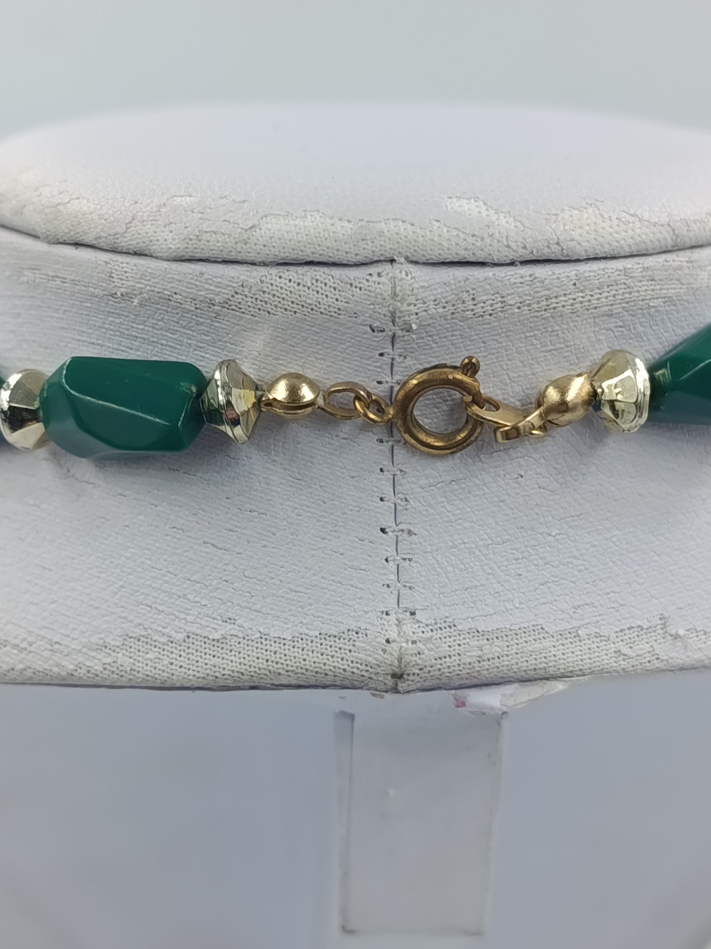 Vintage-Kette: Grüne Steine & Gold-Zwischenelemente