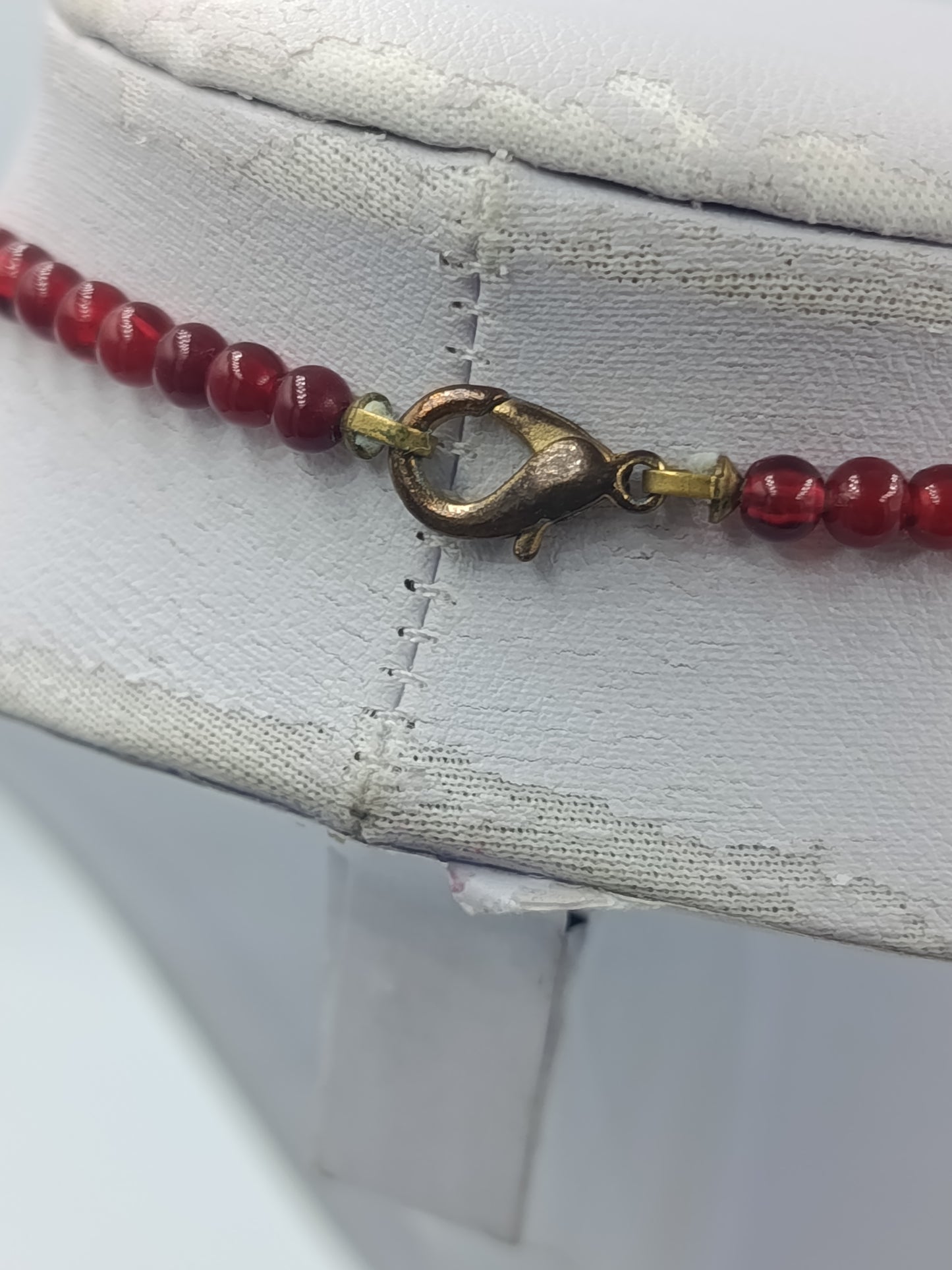 Vintage Halskette mit roten Perlen und ovalem Anhänger in goldfarbener Fassung