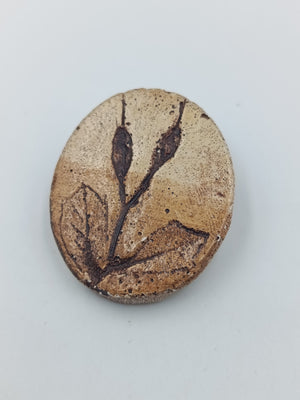 Vintage Brosche Keramikoptik mit floraler Gravur in Naturtönen