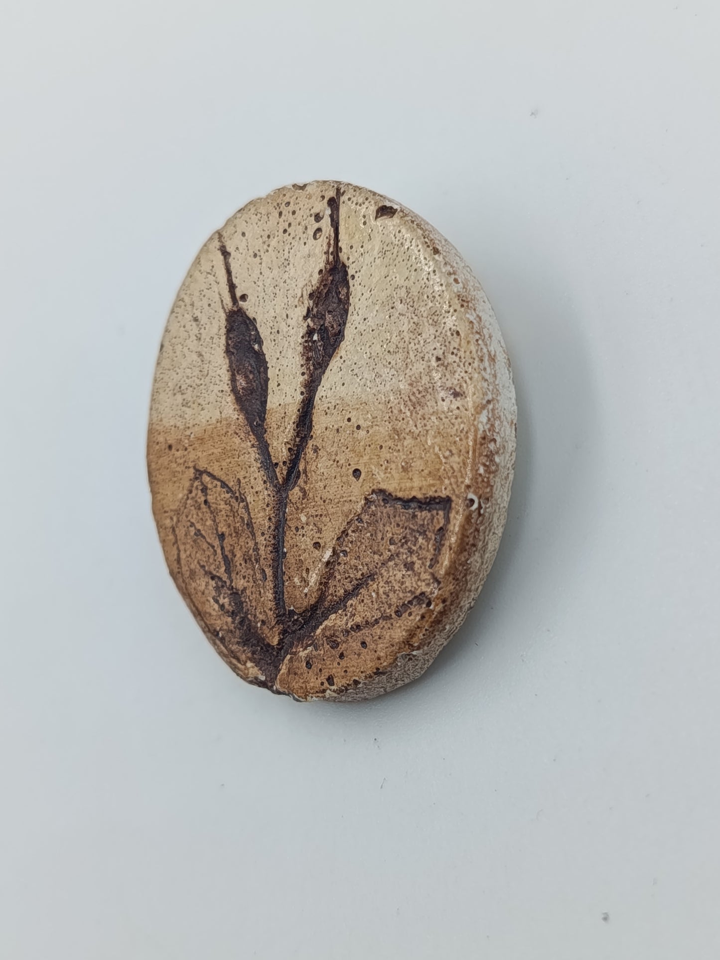 Vintage Brosche Keramikoptik mit floraler Gravur in Naturtönen